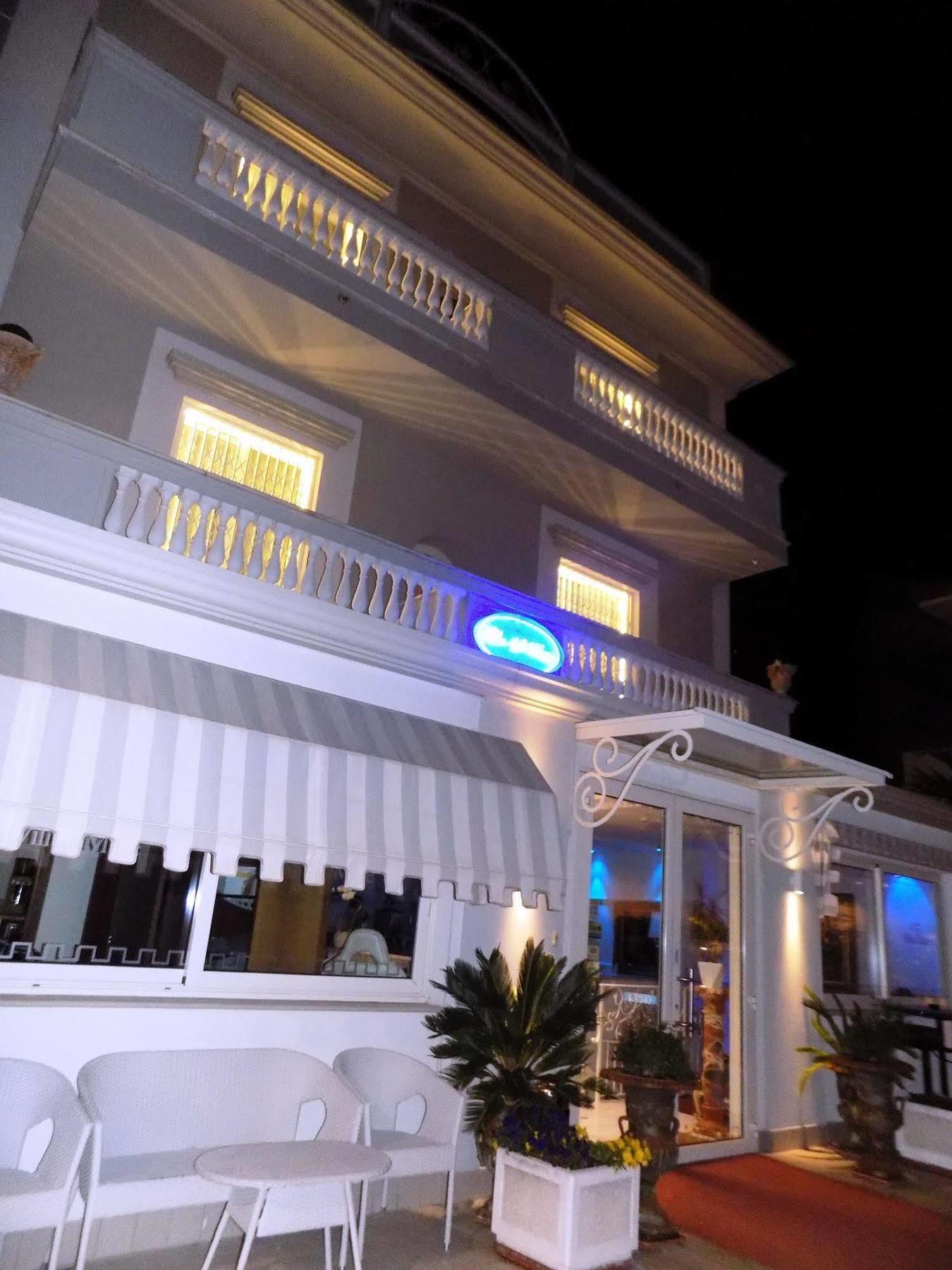 Hotel Residence Villa Del Mare Rimini Bagian luar foto