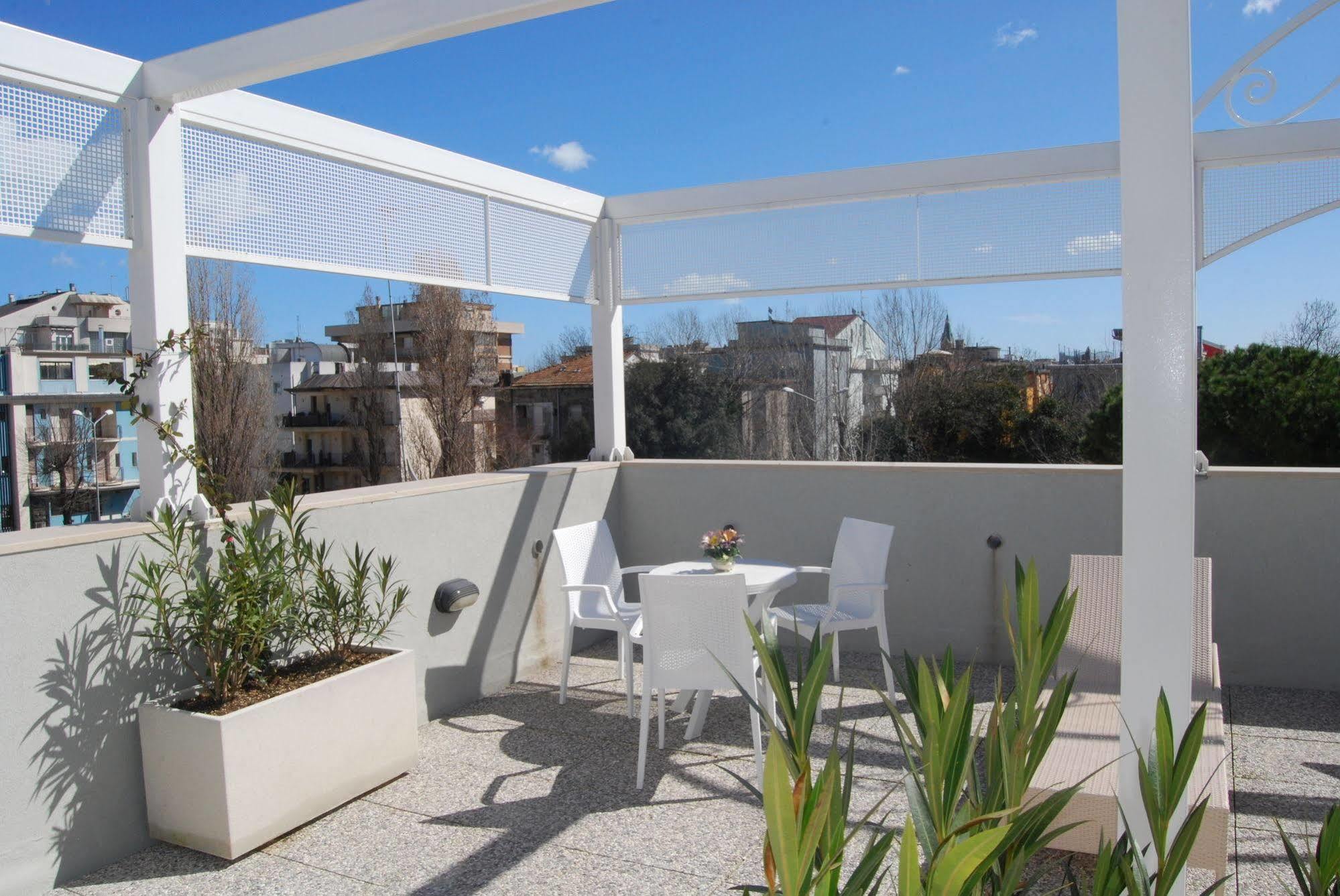 Hotel Residence Villa Del Mare Rimini Bagian luar foto
